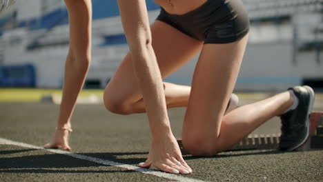 Die-Schlanke-Junge-Sportlerin-Ist-In-Der-Lage,-In-Zeitlupe-In-Den-Pads-Auf-Der-Strecke-Zu-Laufen